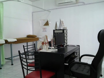 ด้านหน้าคลินิกหมอพิเชฐ กลางคืน ถนนเทพารักษ์ บางเสาธง